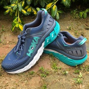 HOKA Arahi 2 running shoes, like new, sz 10.5